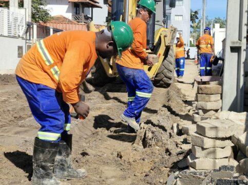 Prefeitos e equipes técnicas reunidos em evento