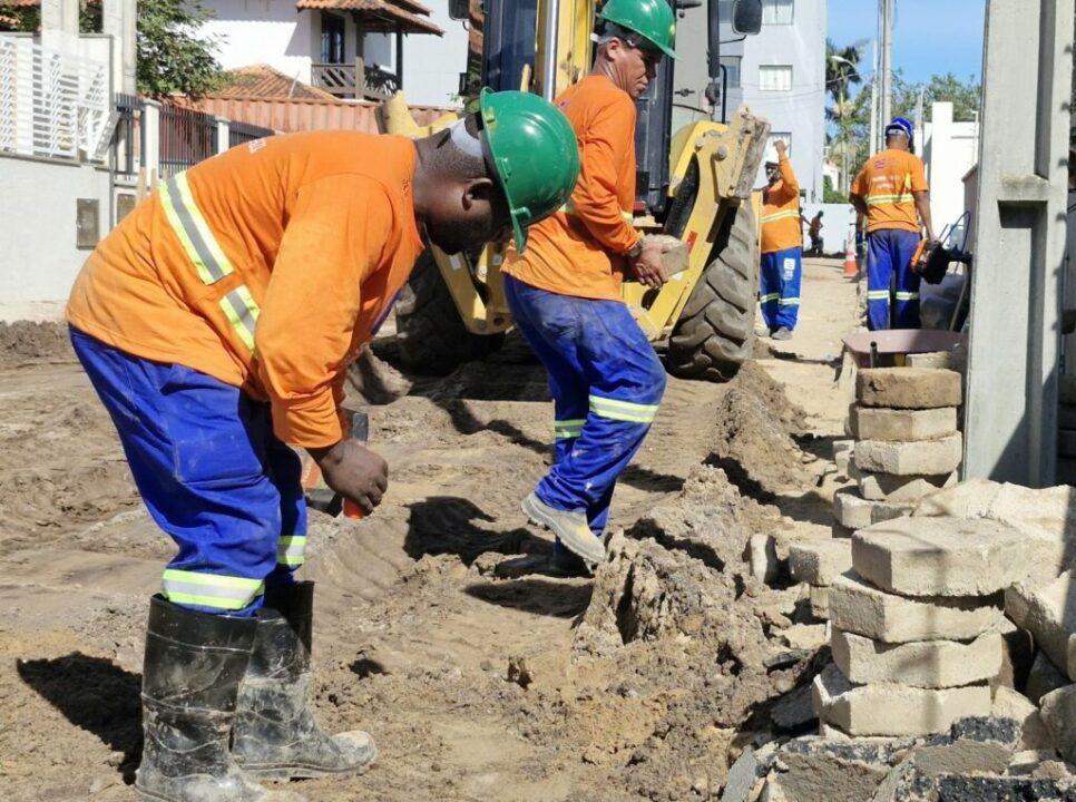 Prefeitos e equipes técnicas reunidos em evento