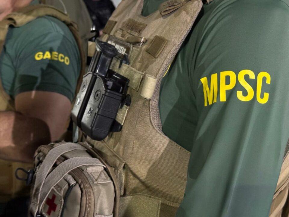 Agentes do GAECO durante operação