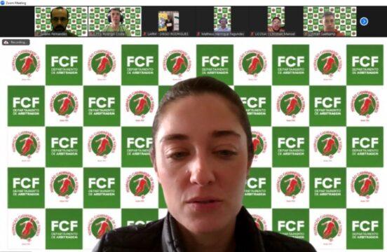 Profissionais de arbitragem em treinamento psicológico
