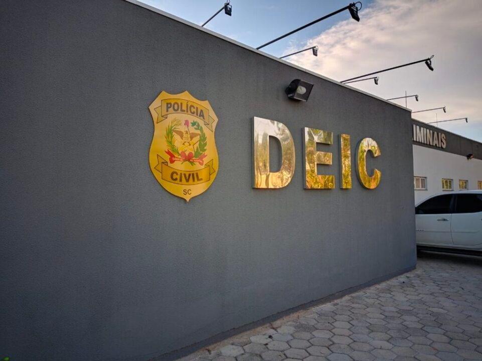 Mulher sendo detida pela Polícia Civil