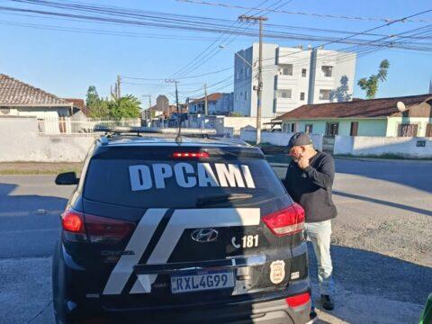 Homens sendo presos pela Polícia Civil