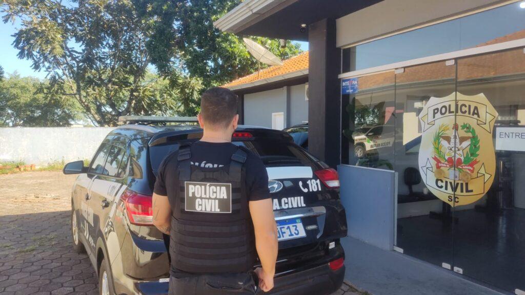 Prisão de mulher e apreensão de adolescente por crimes relacionados ao tráfico de drogas em Santa Catarina