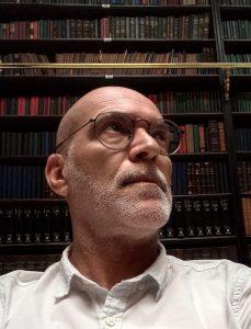 Professor Sílvio Marcus de Souza Correa apresentando pesquisa de proveniência na Escola do Louvre