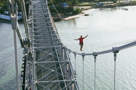 Atleta Rafael Bridi desafiando recorde de highline na Ponte Hercílio Luz em Florianópolis