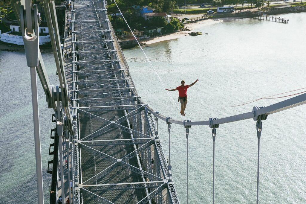 Atleta Rafael Bridi desafiando recorde de highline na Ponte Hercílio Luz em Florianópolis