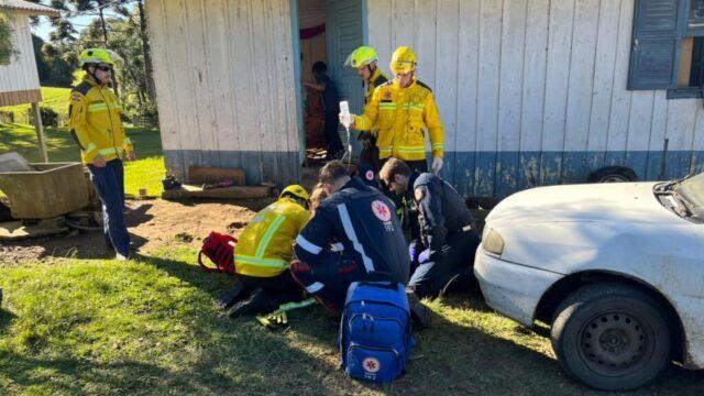Equipe de resgate aeromédico atendendo vítima de acidente com trator
