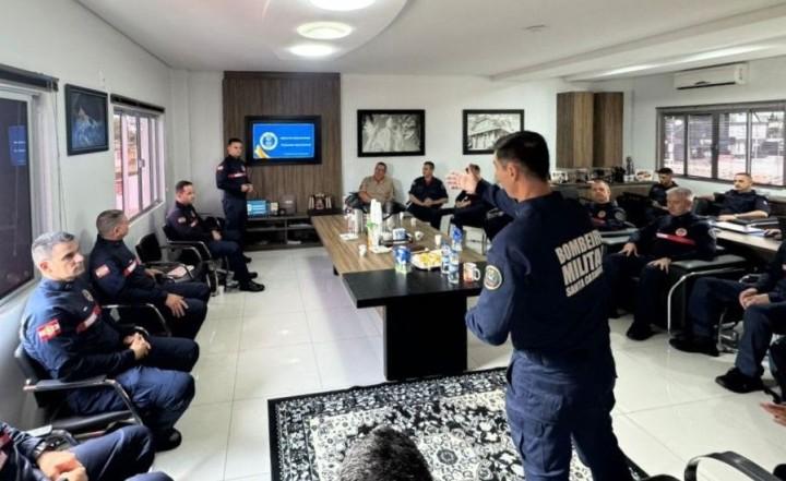 Bombeiros de Santa Catarina e Rio Grande do Sul em treinamento