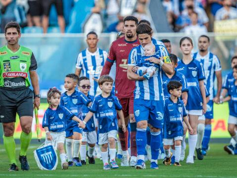 Crianças sorteadas como mascotes para Avaí x Fortaleza-CE