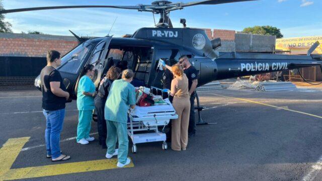 Lactente sendo transportado em ambulância aérea