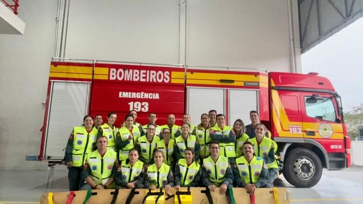 Bombeiros em treinamento de APH