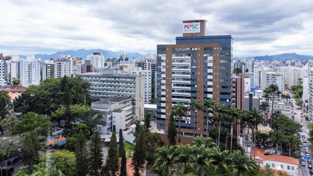 Imagem representativa da matéria sobre exames oftalmológicos e neurologia pediátrica em Florianópolis