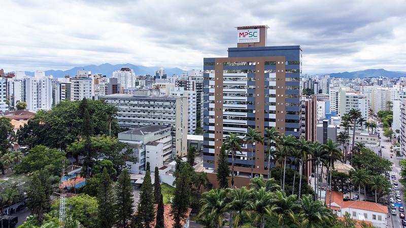 Imagem representativa da matéria sobre exames oftalmológicos e neurologia pediátrica em Florianópolis